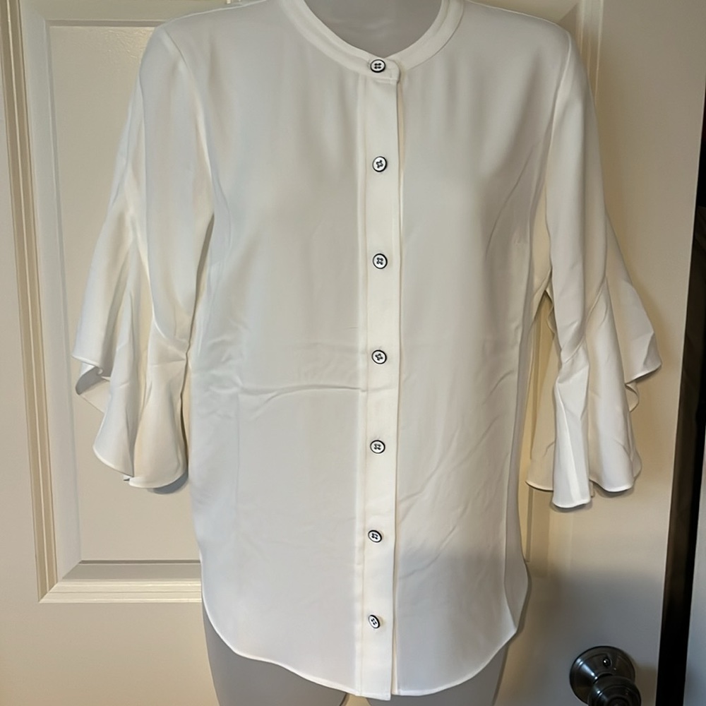 Cabi XS white top with flutter 3/4 length sleeves. Beautiful cut!